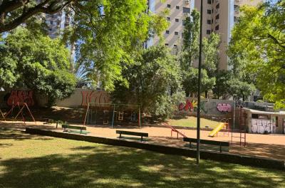 Praça com pista de skate no bairro IAPI é entregue revitalizada 