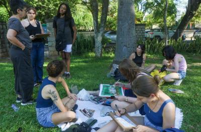 Jardim do Dmae é cenário para atividade de pintura ao ar livre