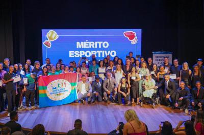 Smel realiza entrega do Mérito Esportivo no Teatro Túlio Piva