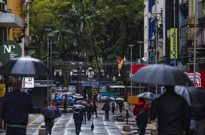 Prefeitura reforça equipes após alerta de instabilidade e ventos fortes na Capital