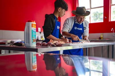 Escola Social do Churrasco inicia aulas para jovens de baixa renda