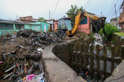 Dmae retira dois caminhões de resíduos descartados irregularmente no arroio Mem de Sá