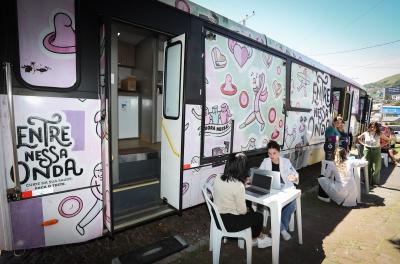 Unidade móvel leva vacinação e atendimento à Vila Tronco nesta terça-feira