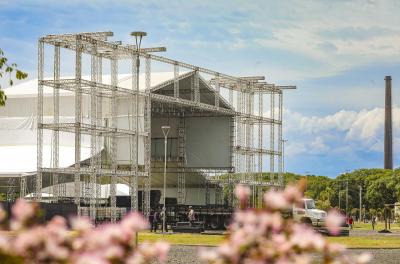 Iniciada a montagem do palco e estruturas para o Réveillon 2026 no Parque Harmonia