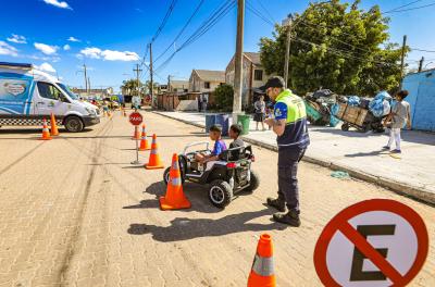 Porto Alegre, RS, Brasil, 09/10/2025: Uma ação conjunta da Brigada Militar, Prefeitura de Porto Alegre, Guarda Civil Metropolitana (GCM) e Empresa Pública de Transporte e Circulação (EPTC) levou uma tarde de atividades e alegria às crianças do Loteamento Santa Terezinha, no 4º Distrito, nesta quinta-feira, 9. Foto: Alex Rocha/PMPA