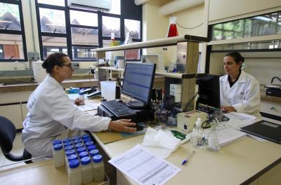 Laboratório central do Dmae realiza análises diárias da água distribuída em Porto Alegre