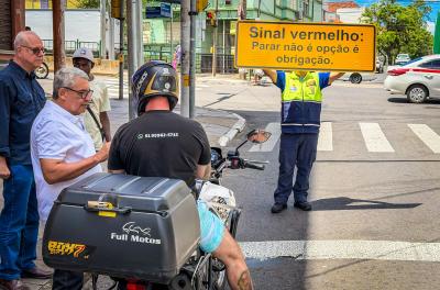 Prefeito vistoria primeiro detector de avanço de sinal instalado em Porto Alegre