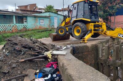 Quatro cargas de resíduos são retiradas de arroios da Zona Leste após chuvas da última semana