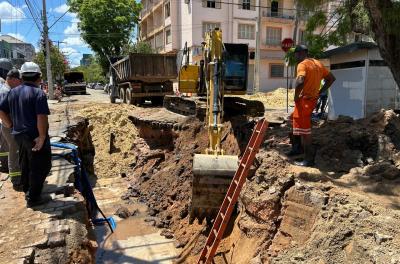 Conserto de adutora rompida no 4º Distrito permanece em andamento
