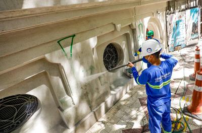 Viaduto Otávio Rocha passa por limpeza após atos de vandalismo