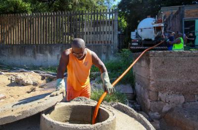 Rede de esgotamento sanitário do bairro Pedra Redonda passa por manutenção