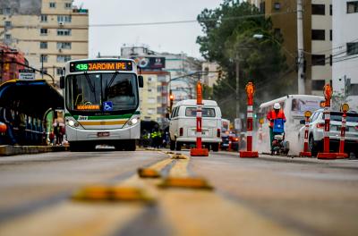 Troca de abrigos na Protásio Alves provoca bloqueio temporário no corredor de ônibus
