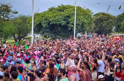Carnaval de Rua atrai multidão à Orla do Guaíba