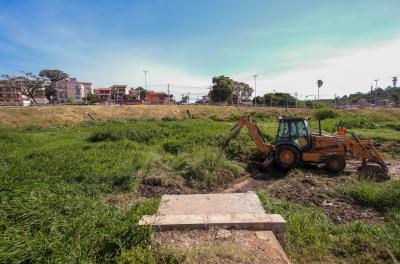 Bacia de amortecimento da avenida Tronco passa por manutenção
