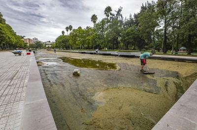 Espelho d’água do Parque Farroupilha passa por limpeza periódica