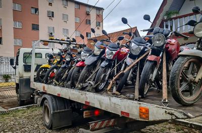 Blitz flagra motocicleta com R$ 25 mil em dívidas