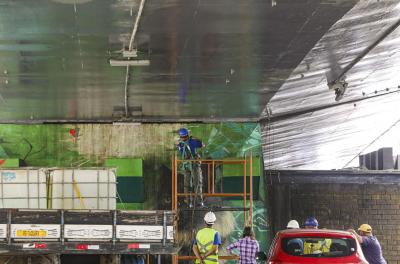 Equipes da prefeitura realizam limpeza do Viaduto Tiradentes