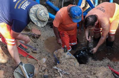 Dmae realiza entroncamento em rede de água na Zona Norte nesta quarta