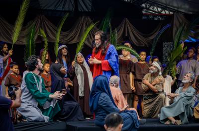 Encenação da Paixão de Cristo ocorre na Sexta-feira Santa no Morro da Cruz