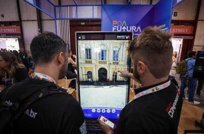 POA Futura tem despertado a curiosidade das pessoas que passam pelo estande da Prefeitura