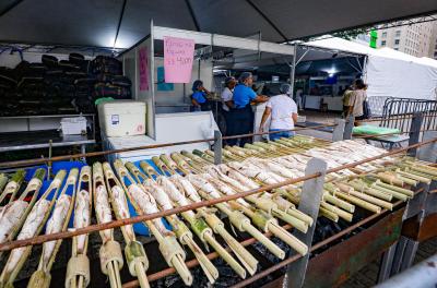 Feira do Peixe inicia com grande movimento e variedade de pescados no Largo Glênio Peres