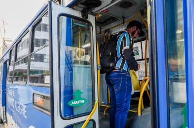 Porto Alegre, RS, 17/05/2023 - Linha de ônibus F04 FUTEBOL - Arena. Linha especial que leva torcedores para o estádio de futebol. Nas fotos, torcedores do Grêmio embarcando para a Arena. Fotos: Pedro Piegas / PMPA