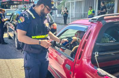 Porto Alegre, RS, Brasil, 06/02/2026: A Empresa Pública de Transporte e Circulação (EPTC) intensificou as ações de fiscalização e educação para reduzir o número de feridos e mortes causados pela embriaguez ao volante em Porto Alegre. Com a proximidade do período de Carnaval, tradicionalmente marcado pelo aumento do consumo de bebidas alcoólicas e pela intensificação dos deslocamentos urbanos e rodoviários, o órgão responsável pelo trânsito na capital gaúcha reforça o alerta para os riscos da combinação entr