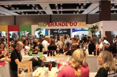 Porto Alegre leva Acampamento Farroupilha e churrasco para feira de turismo