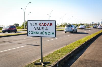 Fiscalização com radar portátil aborda mais de 20 mil veículos em uma semana na Capital