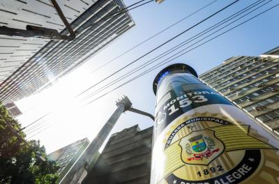 Homem é preso por agredir mulher após acionamento de totem de segurança