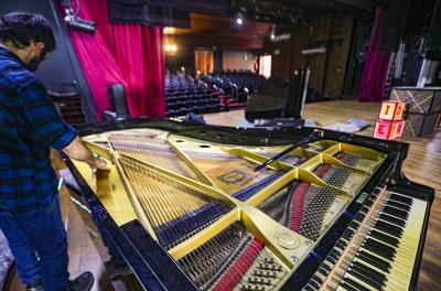 Piano atingido pela enchente de 2024 volta restaurado ao Teatro Renascença