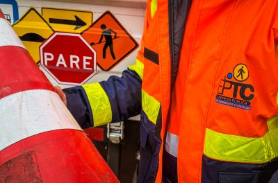 Os novos uniformes ampliam a visibilidade e reduzem a exposição a acidentes, garantindo mais segurança aos profissionais que atuam nas vias públicas 24 horas por dia.