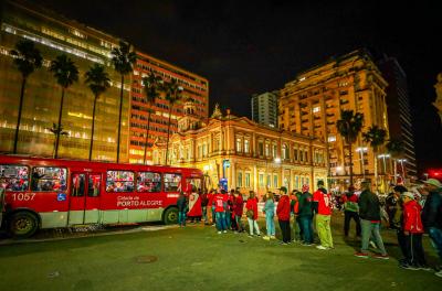 Porto Alegre, RS, 05/07/2022: Torcedores embarcam na linha de ônibus especial F993 FUTEBOL BEIRA-RIO, com saída no Largo Glênio Peres em direção ao estádio Beira-Rio, duas horas antes do início da partida. Além desta, mais de 20 linhas regulares do transporte coletivo, entre lotações e ônibus, atendem a região do Beira-Rio pela av. Padre Cacique. Foto: Alex Rocha/PMPA