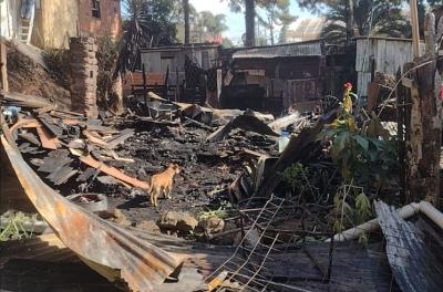 Defesa Civil atende famílias após incêndio em residências no Morro Santana
