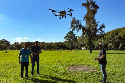 Vigilância ambiental testa uso de drone para pulverizar larvicida contra mosquito Aedes aegypti