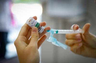 Porto Alegre recebe novos lotes de vacina contra Influenza e Covid nesta quinta-feira