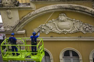 Iniciada a limpeza da fachada do Mercado Público