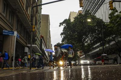 Defesa Civil emite alerta laranja para chuva intensa entre quinta-feira e sexta-feira