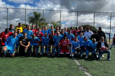 Partida festiva na Orla do Guaíba terminou empatada em 7 a 7, reuniu ex-jogadores de Grêmio e Internacional, promoveu arrecadação de alimentos e atraiu grande público na manhã deste sábado. Foto: Ranieri Zilio Moriggi