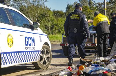 Operação conjunta flagra descarte irregular de resíduos em Belém Novo
