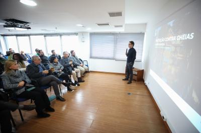 Estudos de proteção contra cheias são apresentados às lideranças do bairro Guarujá