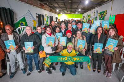 Moradores se emocionaram durante a entrega que marcou a segunda fase da regularização do Leopoldina 