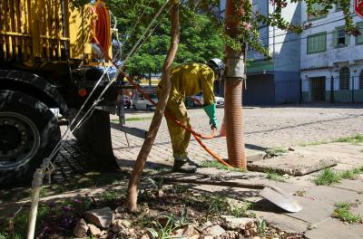 Bairros das zonas Norte e Sul recebem manutenção nas redes de drenagem urbana