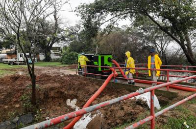 Redes de drenagem do bairro Guarujá têm funcionamento alterado em razão da possibilidade de cheia