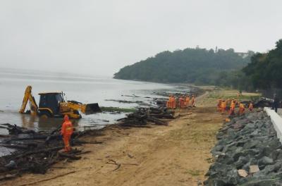 DMLU mobiliza equipes para remover resíduos trazidos pelas chuvas na Orla