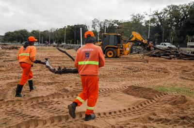 Mais de 440 toneladas de resíduos são recolhidas da orla do Guaíba