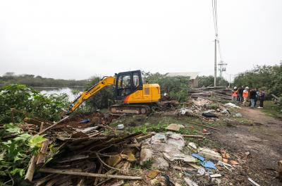 Prefeitura inicia demolição de moradias na Vila Dique para avanço das obras de proteção contra cheias