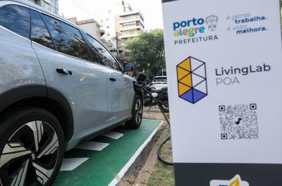 eletropostos para carregamento de veículos elétricos em áreas públicas