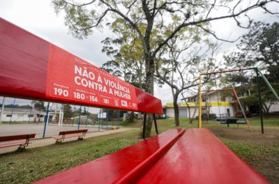 banco vermelho na lomba do pinheiro