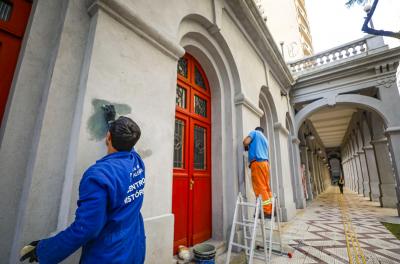 Viaduto Otávio Rocha recebe limpeza após ato de vandalismo